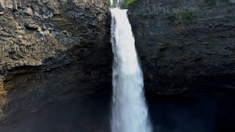 Wunderschöner-Wasserfall-Durch-Die-Klippe-An-Einem-Sonnigen-Tag-4k