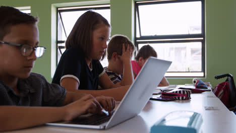 Junge-Benutzt-Laptop-In-Der-Klasse