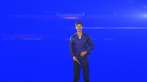 Hombre-Trabajador-Caucásico-Vestido-Con-Un-Muro-Azul-Sonriendo-A-La-Cámara-En-Un-Fondo-Azul