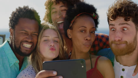 Jóvenes-Amigos-Tomándose-Selfie-Con-Tableta-4k