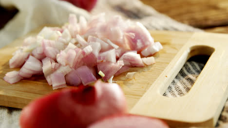 Chopped-onion-on-chopping-board-4k