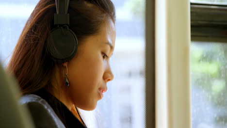 Teenager-Mädchen-Hört-Musik-über-Kopfhörer-4k