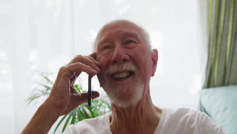 Älterer-Mann-Mit-Sozialer-Distanzierung-Telefoniert-In-Seinem-Zimmer