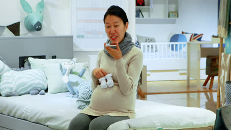 Mujer-Embarazada-Hablando-Por-Teléfono-Móvil-4k