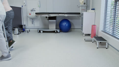 Physiotherapie-Sitzung-In-Einem-Krankenhaus
