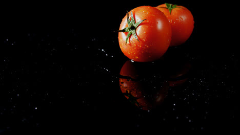 Frische-Tomaten-Auf-Schwarzem-Hintergrund-4k
