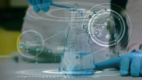 Animation-Der-DNA-Strangdrehung-Und-Datenverarbeitung-über-Einem-Wissenschaftler,-Der-Flüssigkeit-Aus-Einem-Reagenzglas-Gießt