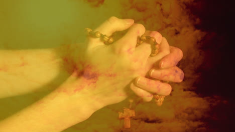 Animation-Der-Hände-Einer-Betenden-Person,-Die-Einen-Christlichen-Rosenkranz-Mit-Einem-Kreuz-über-Orangefarbenen-Wolken-Hält
