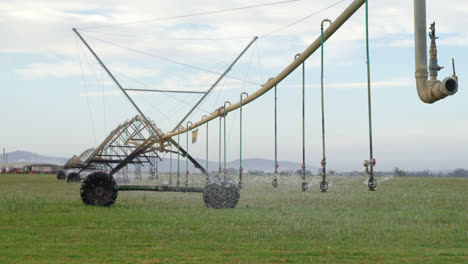 Automatisches-Sprinklerbewässerungssystem-Im-Bauernhof-4k