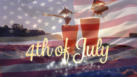 Zwei-Cocktails-Am-Strand-Und-Eine-Amerikanische-Flagge-Mit-Einem-Text-Zum-4.-Juli.