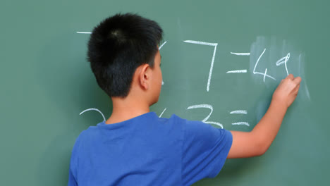 Rückansicht-Eines-Asiatischen-Schuljungen,-Der-Im-Klassenzimmer-In-Der-Schule-Ein-Matheproblem-An-Der-Tafel-Löst,-4k