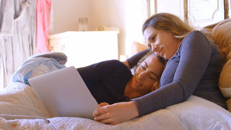 Lesbisches-Paar-Benutzt-Laptop-Im-Schlafzimmer-4K