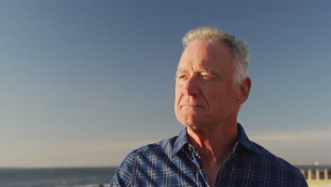Side-view-of-senior-man-in-front-of-beach