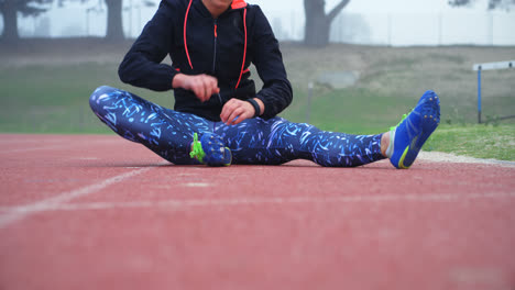 Vorderansicht-Einer-Jungen-Kaukasischen-Sportlerin,-Die-Auf-Einer-Laufstrecke-4k-Trainiert