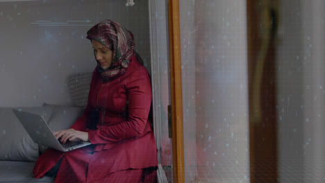 Mujer-Con-Hijab-Grabando-Rápidamente-En-Una-Computadora-Portátil-En-Su-Habitación-Con-Códigos-Binarios