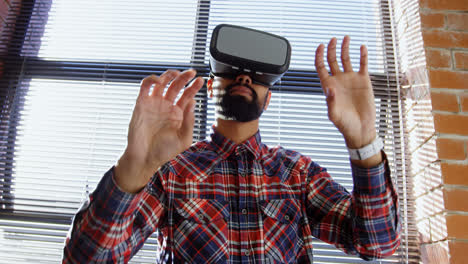 Männliche-Führungskraft-Mit-Virtual-Reality-Headset-4k