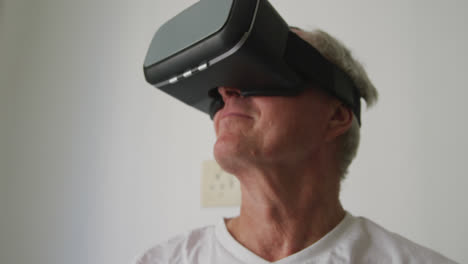 Älterer-Mann-Mit-Sozialer-Distanzierung-Und-VR-Headset