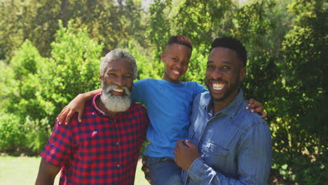 Afroamerikaner-Verbringt-Zeit-Mit-Seinem-Vater-Und-Seinem-Sohn