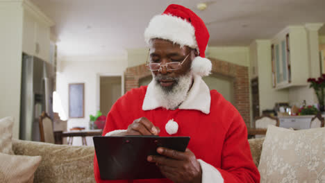 Hombre-Afroamericano-Senior-Vestido-Con-Traje-De-Papá-Noel-En-Navidad