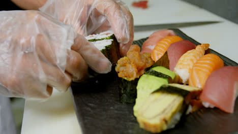 Männlicher-Koch-Arrangiert-Sushi-In-Einem-Tablett-In-Der-Küche-4k