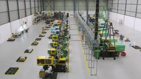 Warehouse-staff-working-together-in-factory