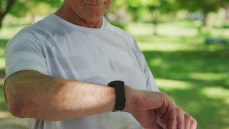 Senior-man-using-smartwatch-while-running-in-the-park