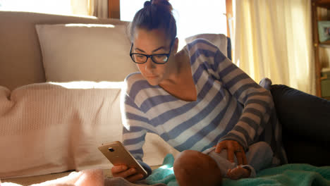Madre-Con-Su-Bebé-Usando-Un-Teléfono-Móvil-4k