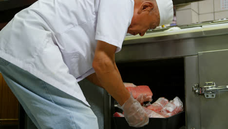 Male-chef-preparing-sushi-in-kitchen-4k