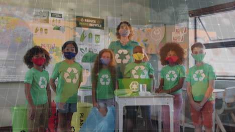 Coronavirus-Datenverarbeitung-Gegen-Lehrerinnen-Und-Schüler,-Die-In-Der-Schule-Recycling-T-Shirts-Tragen