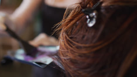 Friseurin-Färbt-Haare-Einer-Kundin,-Die-Im-Friseursalon-Eine-Gesichtsmaske-Trägt