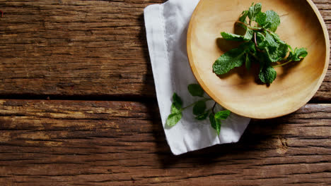 Fresh-mint-leaves-in-wooden-plate-4k