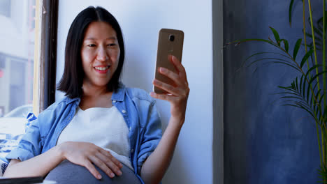 Schwangere-Frau-Benutzt-Mobiltelefon-Im-Büro-4k