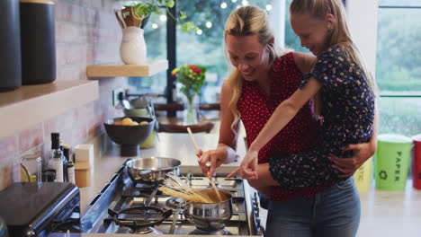 Mutter-Und-Tochter-Kochen-Zusammen