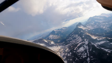 Flugzeuge-Fliegen-über-Schneebedeckten-Berg-4k