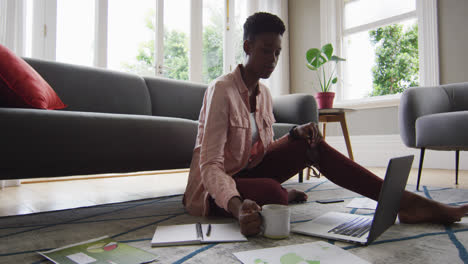 Mujer-Afroamericana-Tomando-Café-Mientras-Trabaja-Desde-Casa