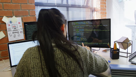 Weibliche-Führungskraft,-Die-Am-Computer-Arbeitet,-Während-Sie-Im-Büro-4K-Einen-Laptop-Benutzt