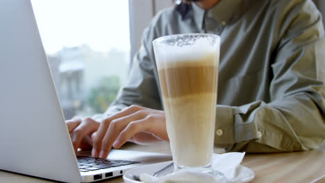 Ejecutivo-Usando-Laptop-En-Café-4k