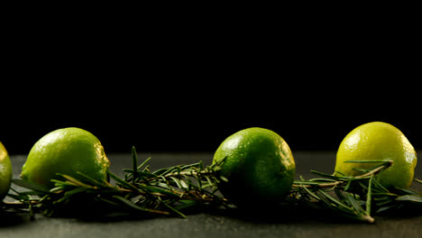 Zitrone-Und-Rosmarin-Vor-Schwarzem-Hintergrund-4k-Angeordnet