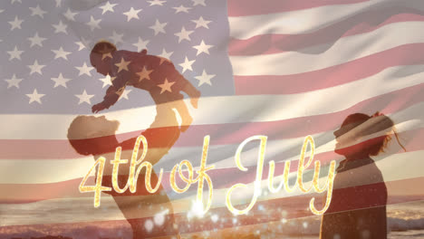 Amerikanische-Flagge-Mit-Einem-4.-Juli-Text-Und-Einer-Familie-Am-Strand-Bei-Sonnenuntergang