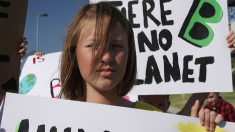 Mädchen-Mit-Schild-Zum-Klimawandel-Bei-Einer-Protestkundgebung