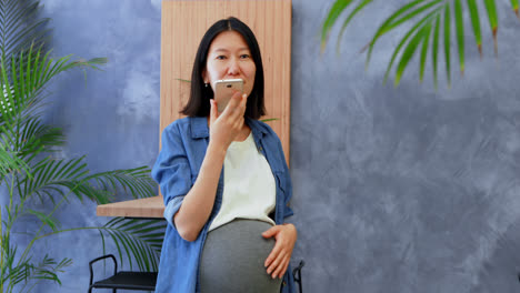 Pregnant-woman-talking-on-mobile-phone-4k