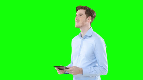 Mann-Mit-Digitalem-Tablet-Vor-Grünem-Bildschirmhintergrund