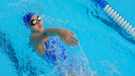 Junge-Schwimmerin-Schwimmt-Im-Pool-4k