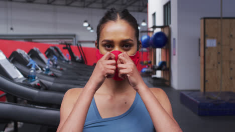 Fit-caucasian-woman-wearing-face-mask-in-the-gym