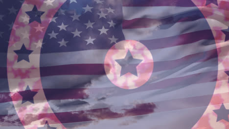Sterne-Auf-Sich-Drehenden-Kreisen-über-Einer-Wehenden-US-Flagge-Vor-Dem-Himmel