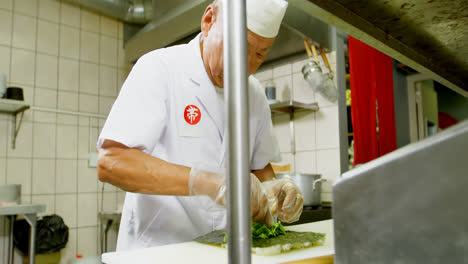 Male-chef-preparing-sushi-in-kitchen-4k