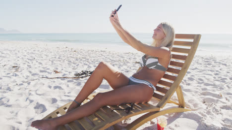 Mujer-Caucásica-Tomando-Un-Selfie-En-La-Playa