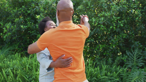 Afroamerikanisches-Seniorenpaar-Tanzt-Gemeinsam-Im-Garten