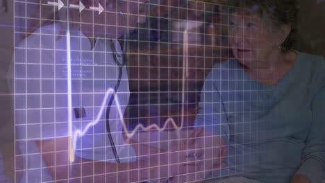 Herzfrequenzmesser-Und-Datenverarbeitung-Gegen-Ärztin,-Die-ältere-Frau-Untersucht