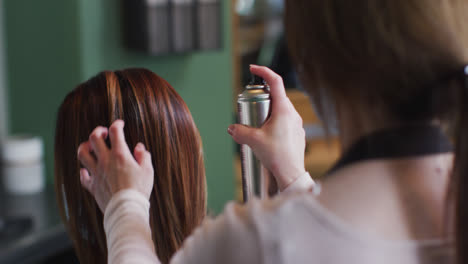 Friseurin-Sprüht-Haarspray-Auf-Das-Haar-Einer-Kundin-Im-Friseursalon